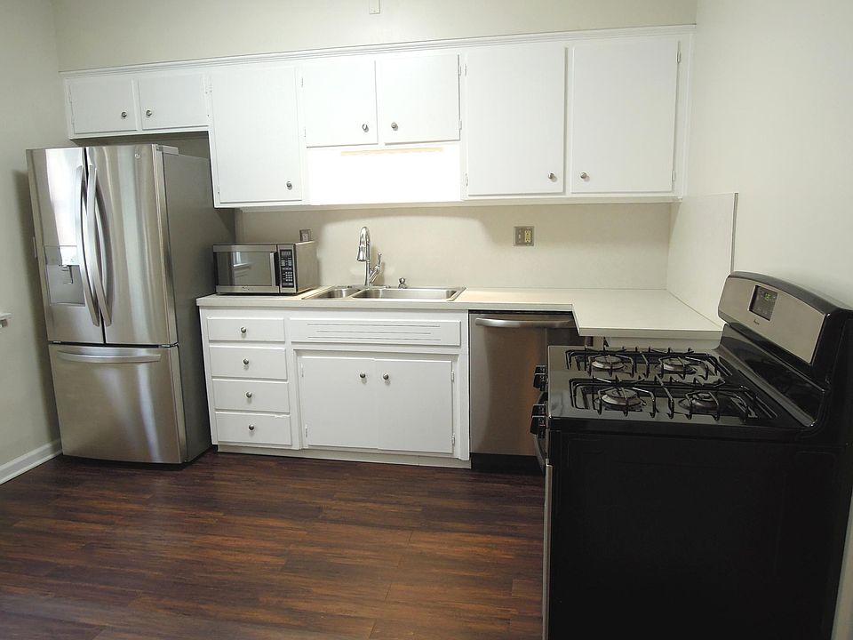 Kitchen w/ updated SS appliances