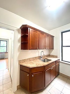 5th image of 2132 Crescent St #8