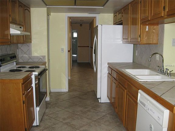 4th image of 32 Harbor Lake Cir