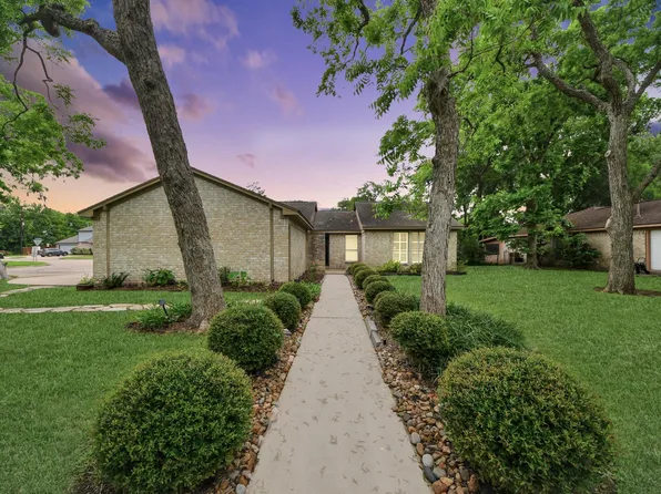 2207 S Belmont Dr, Richmond, TX 77469