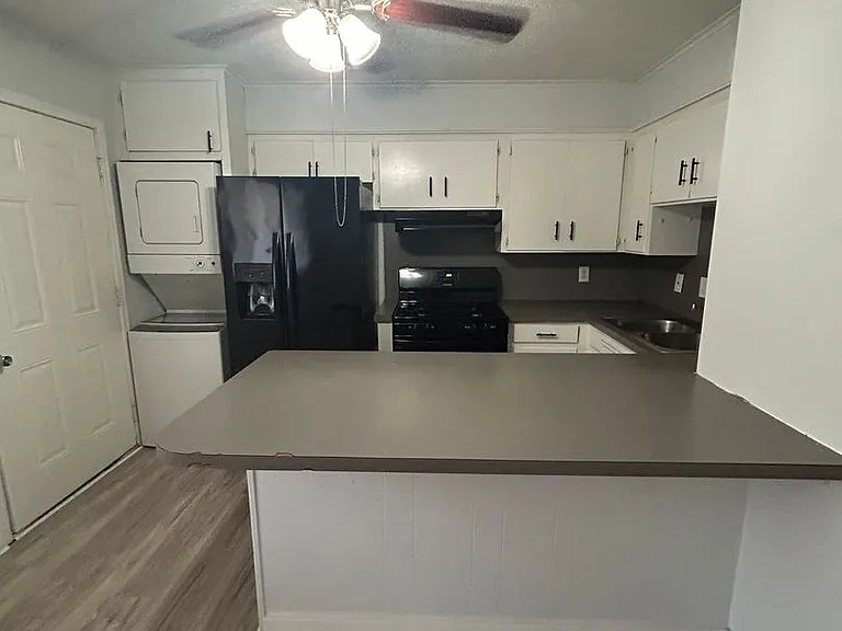 969 W Holly St — Photo 3
