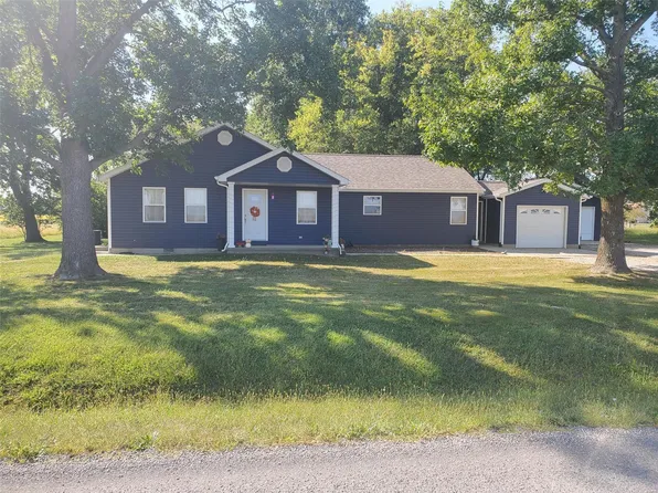 18512 Water Tower Rd, Carlyle, IL 62231