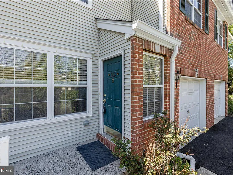 302 Wellington Park Dr — Photo 3