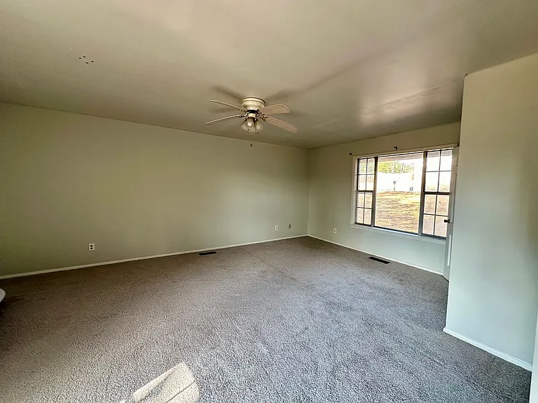2507 Bradley Ln — Photo 3