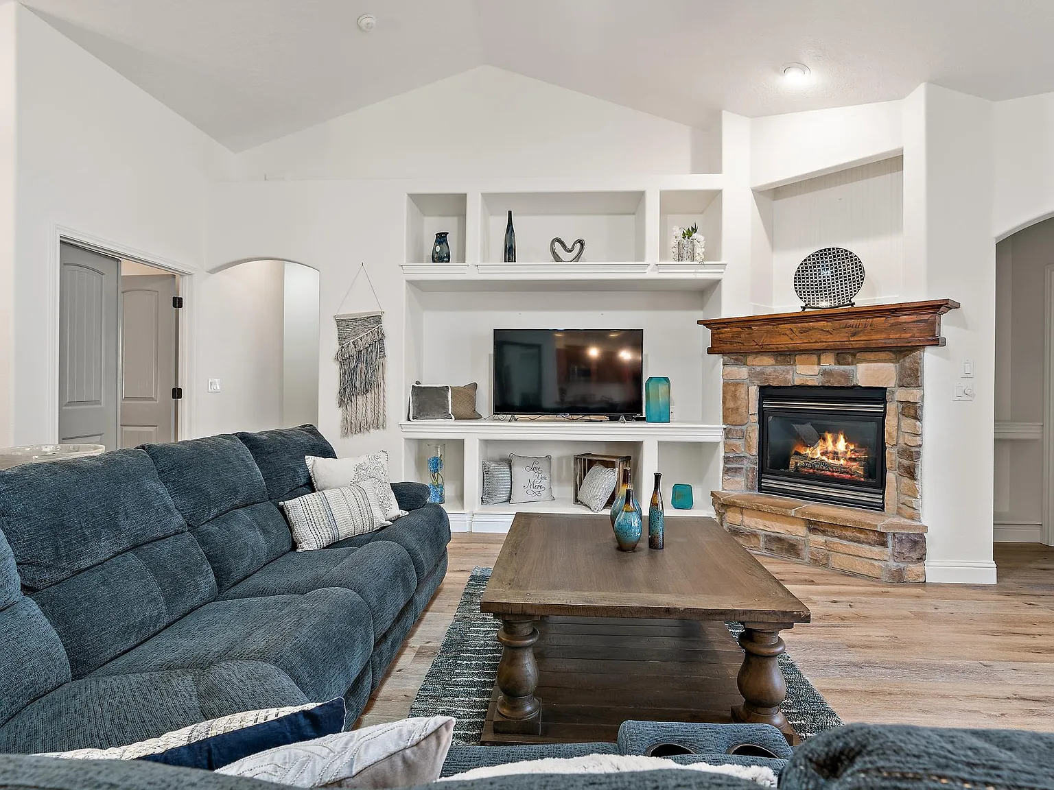 1074 W Yosemite Dr — Photo 4