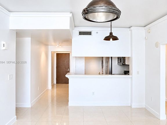 4th image of 31 SE 5th St APT 3712