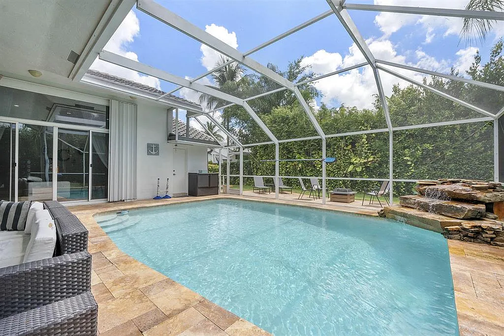 4 bed, 2587 sqft, $6,900 — Photo 1
