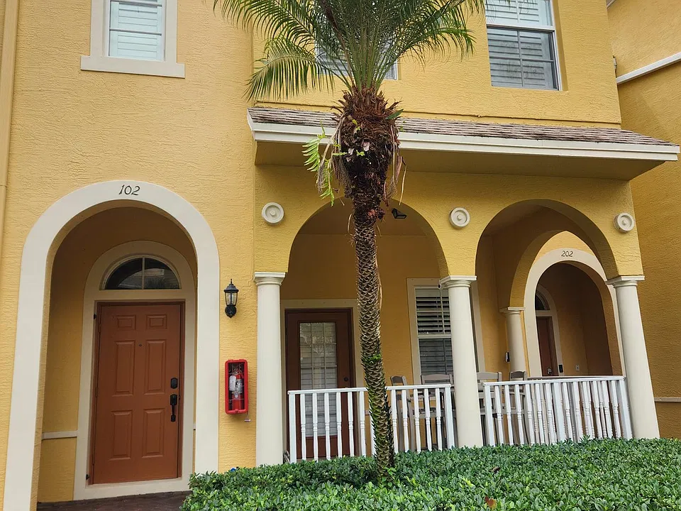 108 W Pigeon Plum Dr #102