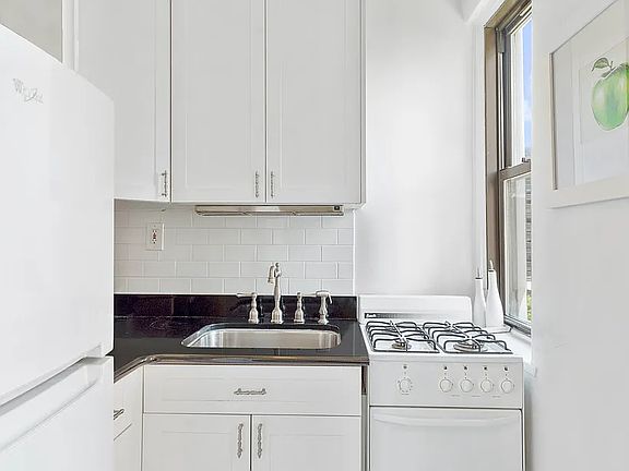 5th image of 225 E 79th St APT 7A