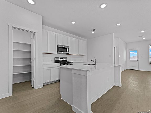 3rd image of 732 Horsetail Ln