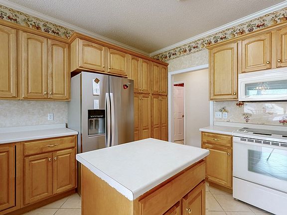 3rd image of 416 N Willowbrook Dr