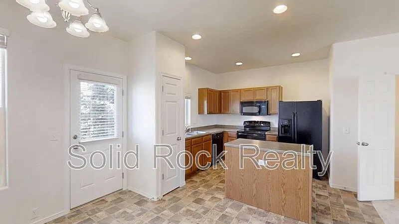 2 bed, 2.5 bath, 1292 sqft, $1,699 — Photo 3