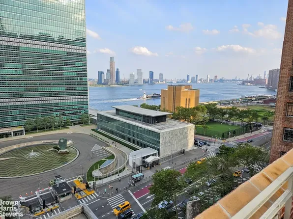 333 East 43rd Street image 9 of 13