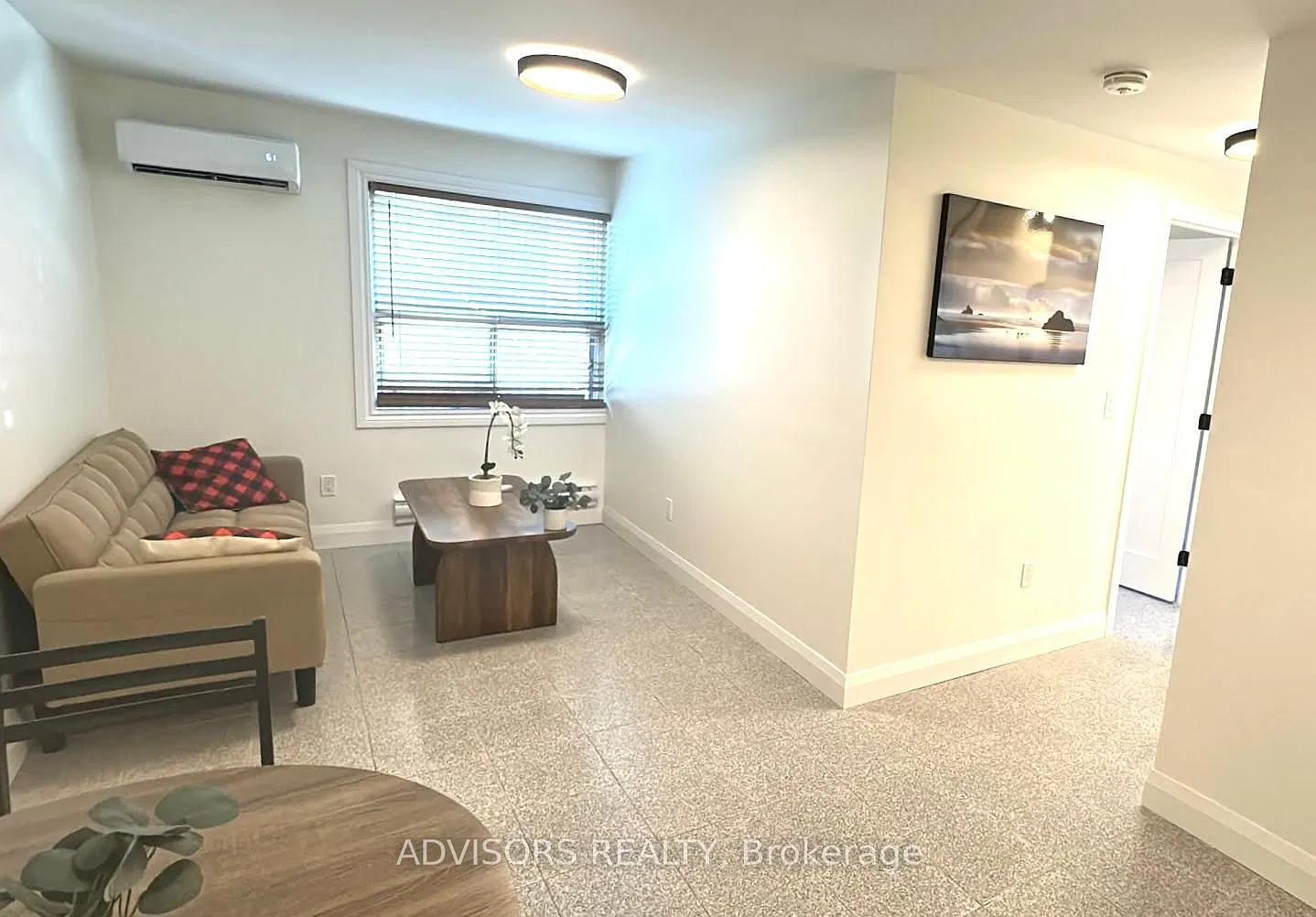 3717 Lakeshore Rd W — Photo 3