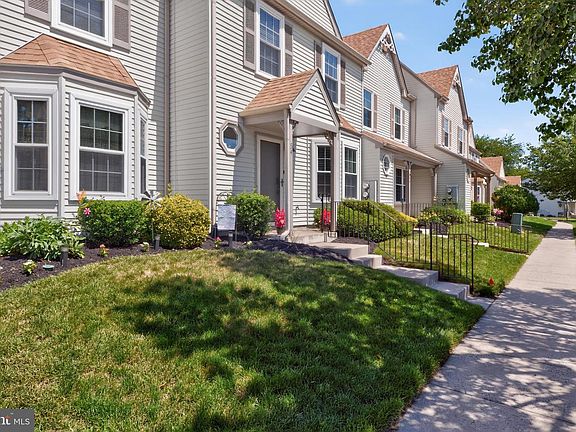 3rd image of 54 Knoll Dr
