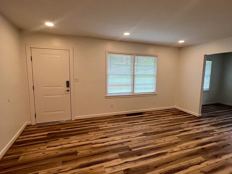 252 Westwood Dr — Photo 2