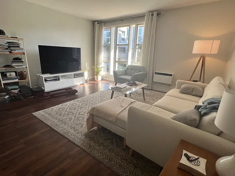1730 Glendon Ave #7 — Photo 1