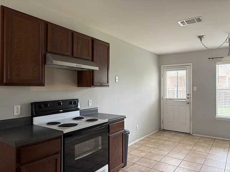 1034 W South St — Photo 11