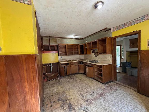 5th image of 2386 Rhoads Ave