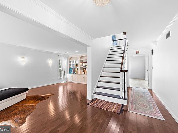 4th image of 8 Locke Ct