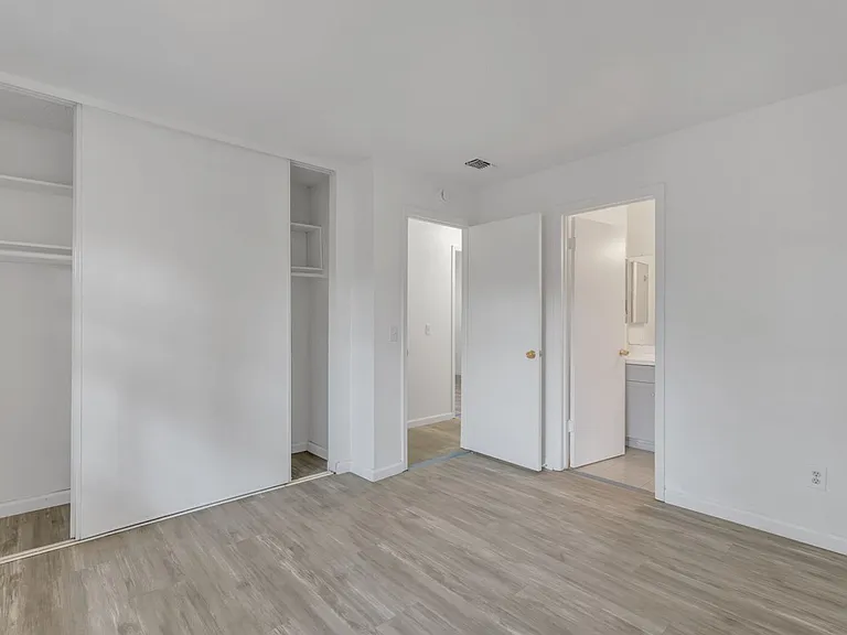 3936-3944 Renick Way — Photo 12