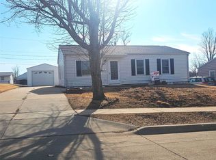 825 Fairview Dr, Marion, IA 52302