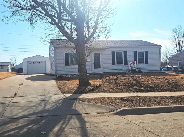 825 Fairview Dr, Marion, IA 52302