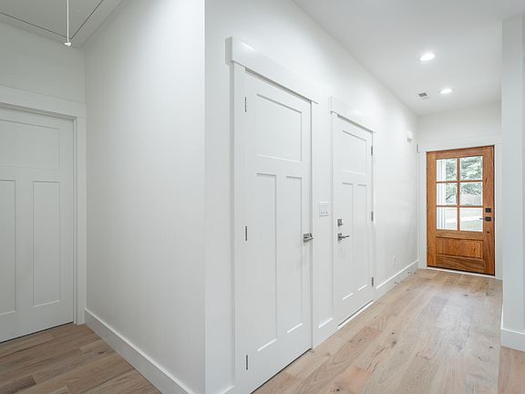 4th image of 32 E Morgan Ln