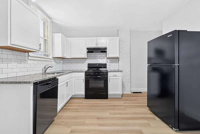 3 bed, 1.0 bath, 1176 sqft, $1,295 — Photo 4