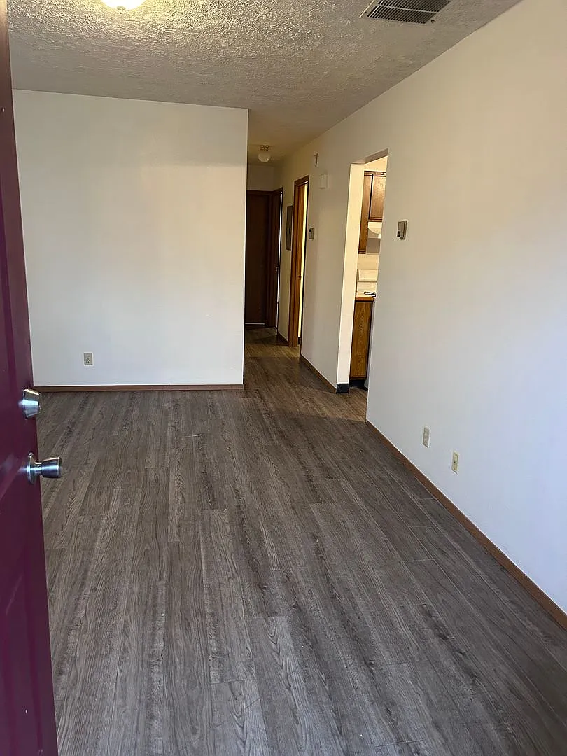 Cheney 3-Bedroom 1-Bathroom Apartment — Photo 2