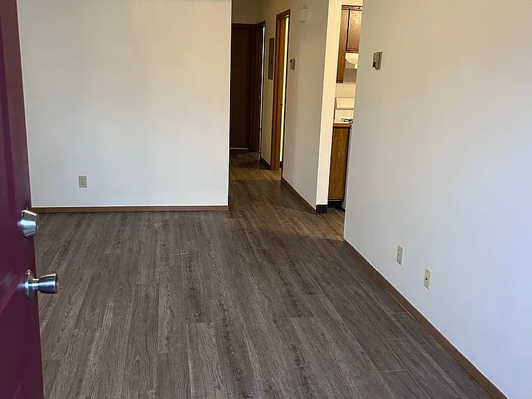 220 W 2nd St — Photo 2