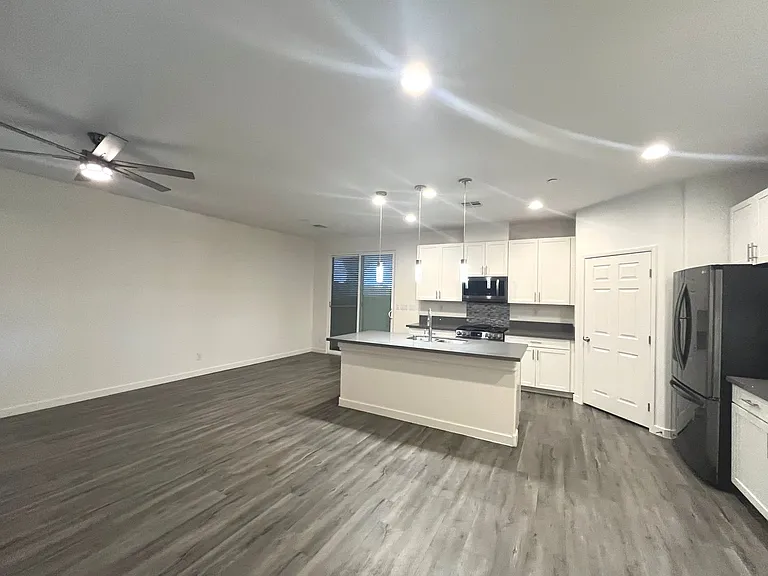 1533 Franklin Ln — Photo 13