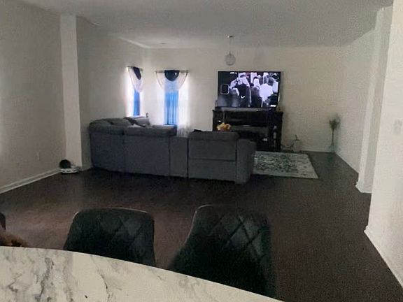 3rd image of 4002 Stubbington Ln