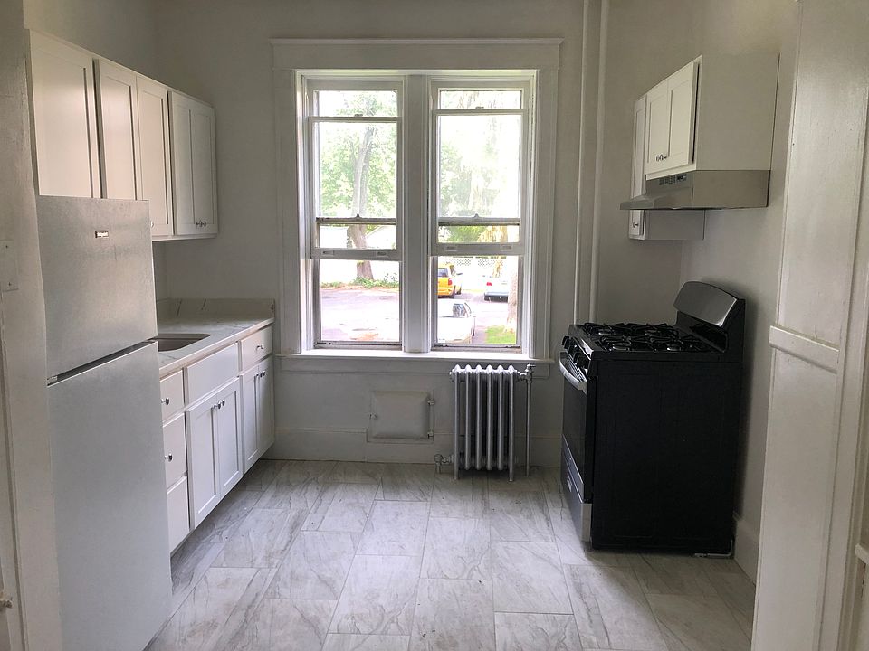 Eat-In Kitchen
