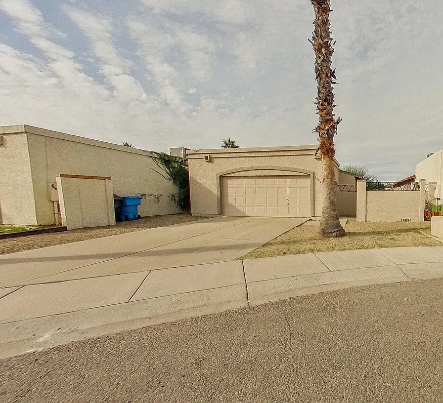 3 bed, 1136 sqft, $2,100 — Photo 2