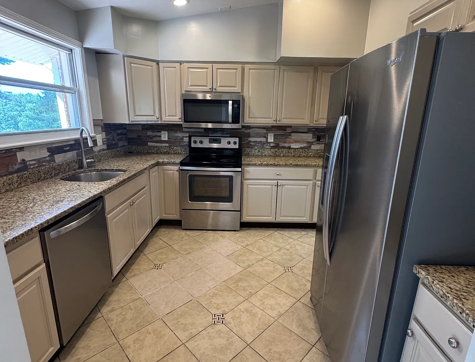 5 bed, 2298 sqft, $3,200 — Photo 2