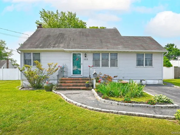 303 42 Street, Lindenhurst, NY 11757