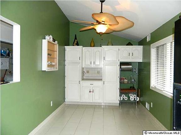 3rd image of 890 Landers St
