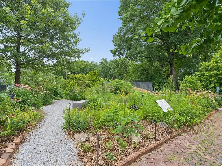 816 Virgil St NE — Photo 45