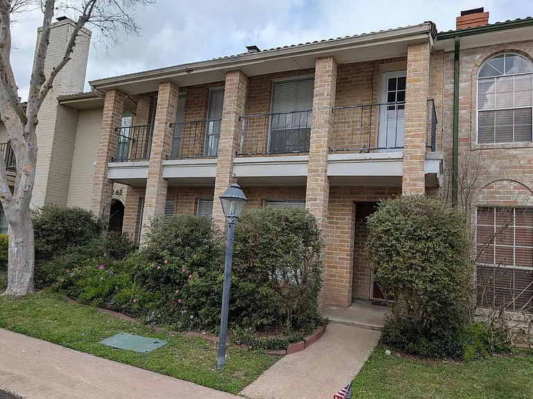 3258 Continental Dr — Photo 2