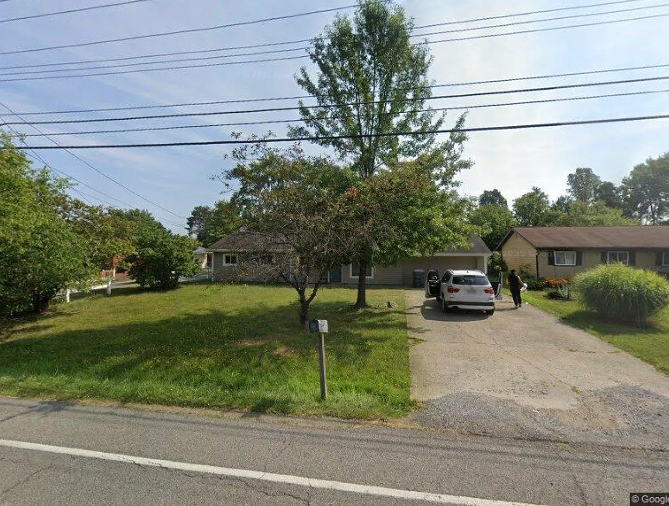 4 bed, $2,300 — Photo 1