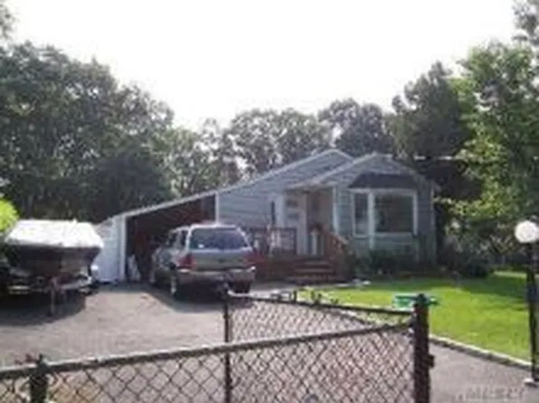 1235 Howells Rd, Bay Shore, NY 11706