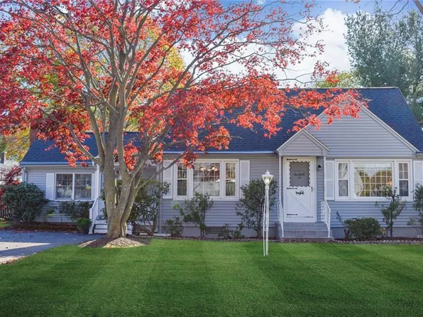 15 W Hill Dr, Cranston, RI 02920