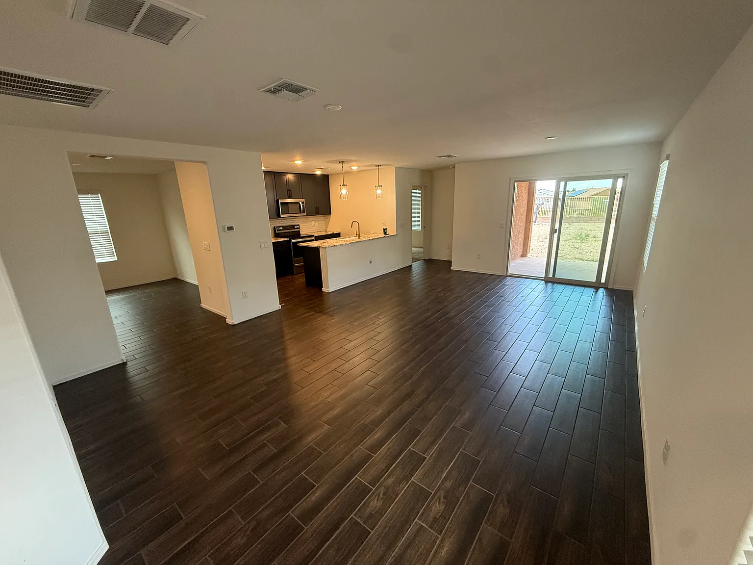 3 bed, 1383 sqft, $2,450 — Photo 4