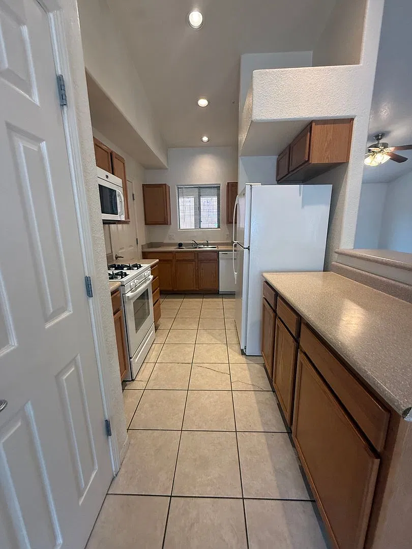 2 bed, 2.0 bath, 1272 sqft, $1,560 — Photo 4