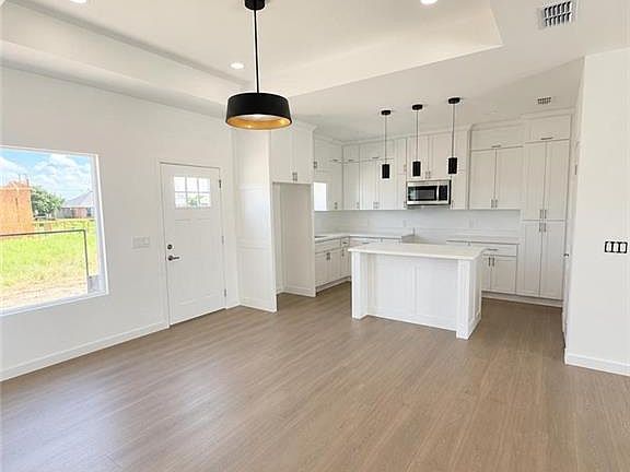 3rd image of 3334 Tulipan Ave