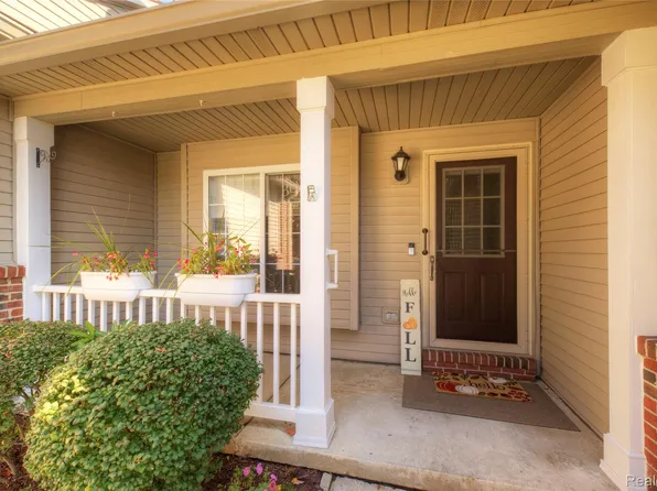326 Redmaple Ln #365, Brighton, MI 48116