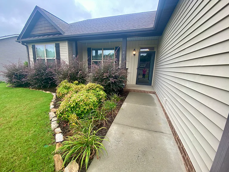 143 Stonegate Dr — Photo 2