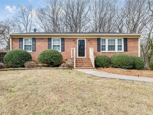 4304 Shattalon Dr, Winston Salem, NC 27106