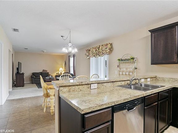 4th image of 3219 Queen Alexandria Dr